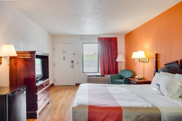 Foto van 1 kingsize bed | Mobiliteit | Badkuip, NSMK - Vakantiehuis in White House - Facilities