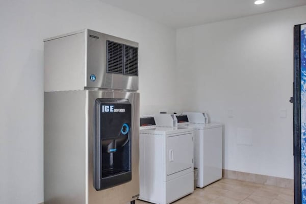 Foto van 1 kingsize bed | Mobiliteit | Badkuip, NSMK - Vakantiehuis in White House - Facilities