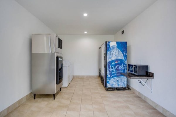 Foto van 1 kingsize bed | Mobiliteit | Badkuip, NSMK - Vakantiehuis in White House - FloorPlan