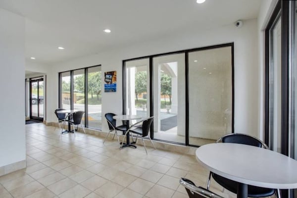 Foto van 1 kingsize bed | Mobiliteit | Badkuip, NSMK - Vakantiehuis in White House - FloorPlan