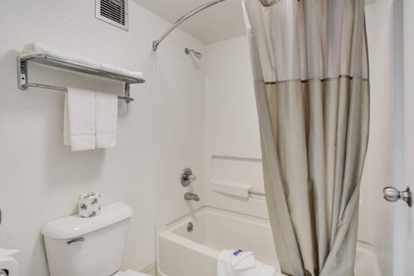 Foto van 1 kingsize bed | Mobiliteit | Badkuip, NSMK - Vakantiehuis in White House - BedRoom