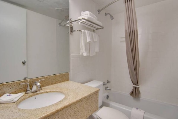 Foto van 1 tweepersoonsbed (Queensize) | Mobiliteit | Badkuip | NSMK - Facilities