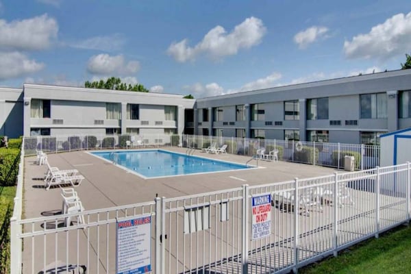 Foto van 1 tweepersoonsbed (Queensize) | Mobiliteit | Badkuip | NSMK - Pool
