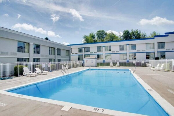 Foto van 1 kingsize bed | Rookvrij, koelkast - Vakantiehuis in Clarion - Pool