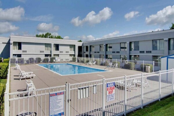 Foto van 1 tweepersoonsbed (queensize) | Roken toegestaan, koelkast (McFridge) - Pool