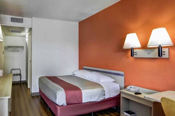Foto van 1 tweepersoonsbed (queensize) | Magnetron (koelkast), Roken toegestaan - BedRoom