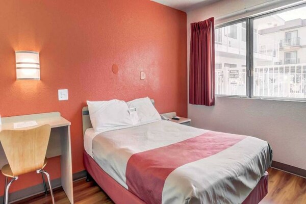 Foto van 1 tweepersoonsbed (queensize) | Magnetron (koelkast), Roken toegestaan - BedRoom