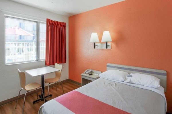Foto van 1 tweepersoonsbed (queensize) | Magnetron (koelkast), Roken toegestaan - BedRoom