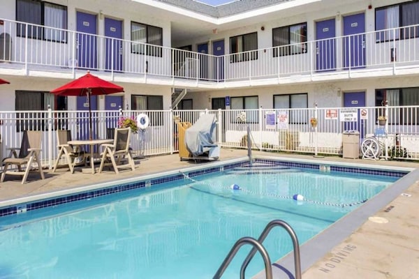 Foto van 1 tweepersoonsbed (queensize) | Roken mogelijk - Vakantiehuis in Medford OR - Pool
