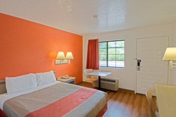 Foto van 1 tweepersoonsbed (Queensize) | Koelkast - Vakantiehuis in Redding CA - BedRoom