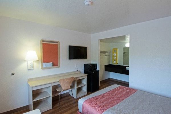 Foto van 1 tweepersoonsbed (Queensize) | Koelkast - Vakantiehuis in Redding CA - BedRoom