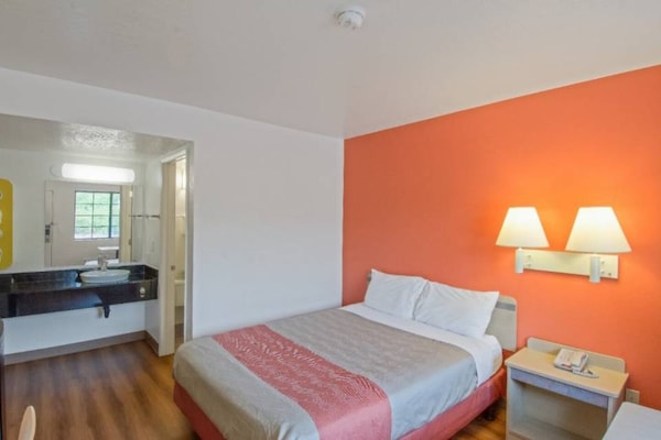 Foto van 1 tweepersoonsbed (Queensize) | Koelkast - Vakantiehuis in Redding CA - BedRoom