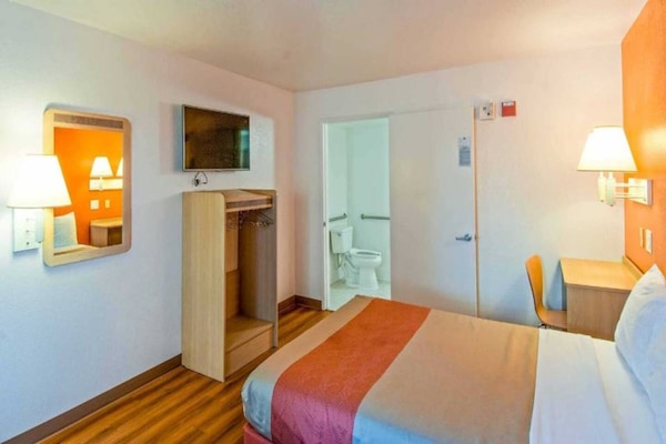Foto van 1 tweepersoonsbed (Queensize) | Koelkast - Vakantiehuis in Redding CA - BedRoom