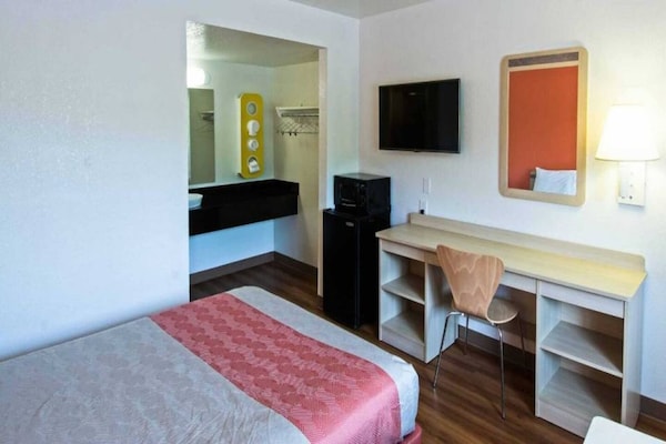 Foto van 1 tweepersoonsbed (Queensize) | Koelkast - Vakantiehuis in Redding CA - BedRoom