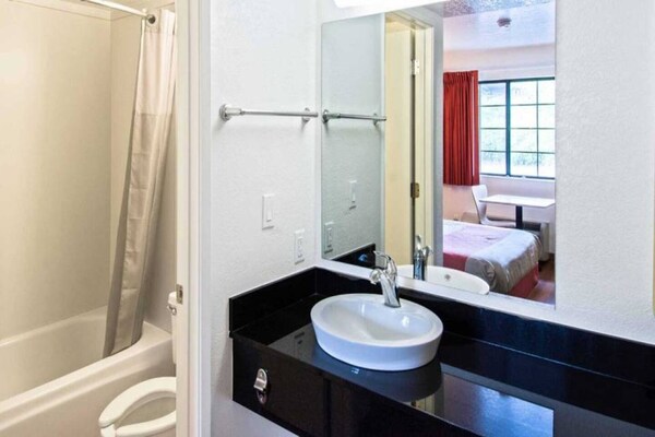 Foto van 1 tweepersoonsbed (Queensize) | Koelkast - Vakantiehuis in Redding CA - BathRoom