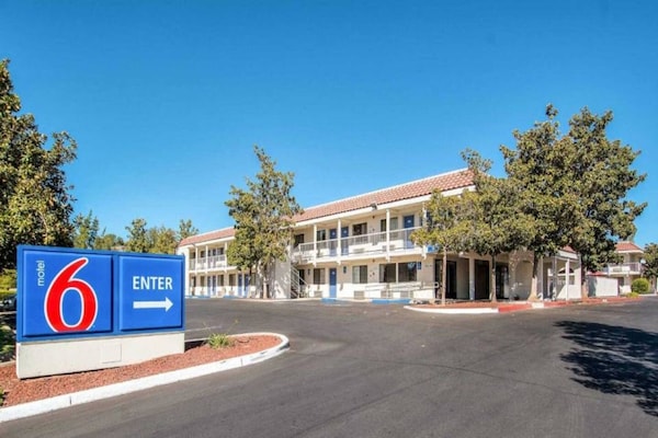 Foto van 1 tweepersoonsbed (Queensize) | Koelkast - Vakantiehuis in Redding CA - ExteriorSummer