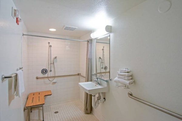 Foto van 1 tweepersoonsbed (Queensize) | Koelkast - Vakantiehuis in Redding CA - BathRoom