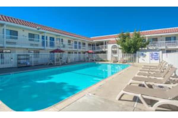 Foto van 1 tweepersoonsbed (Queensize) | Koelkast - Vakantiehuis in Redding CA - PoolOfHouse