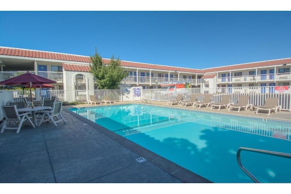 Foto van 1 tweepersoonsbed (Queensize) | Koelkast - Vakantiehuis in Redding CA - PoolOfHouse