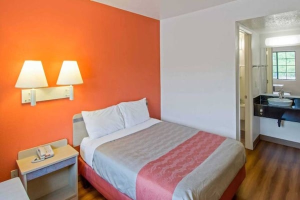 Foto van 1 tweepersoonsbed (Queensize) | Koelkast - Vakantiehuis in Redding CA - BedRoom