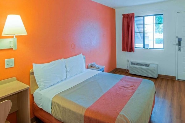 Foto van 1 tweepersoonsbed (Queensize) | Koelkast - Vakantiehuis in Redding CA - BedRoom