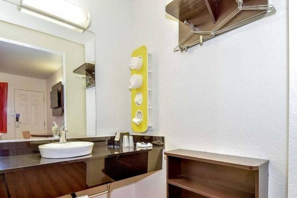 Foto van 1 tweepersoonsbed (Queensize) | Rolstoeltoegankelijk bad (Nsmk) - BathRoom