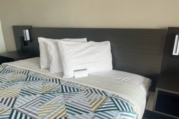 Foto van 1 kingsize bed | Rookvrij, Keuken - Vakantiehuis in Eureka - BedRoom