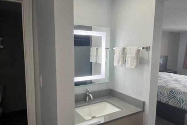 Foto van 1 kingsize bed | Rookvrij, Keuken - Vakantiehuis in Eureka - BathRoom