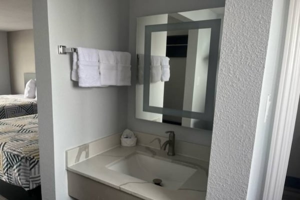 Foto van 1 kingsize bed | Rookvrij, Keuken - Vakantiehuis in Eureka - BathRoom