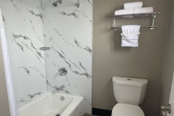 Foto van 1 kingsize bed | Rookvrij, Keuken - Vakantiehuis in Eureka - BathRoom