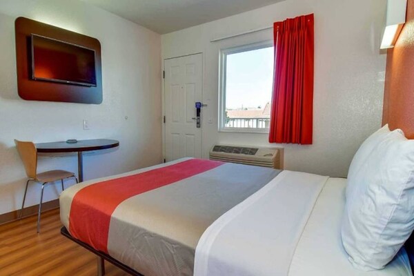 Foto van 1 tweepersoonsbed (queensize) | Toegankelijk voor mindervaliden/badkuip/roken - BedRoom