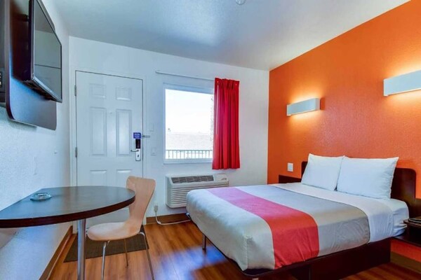 Foto van 1 tweepersoonsbed (queensize) | Toegankelijk voor mindervaliden/badkuip/roken - BedRoom