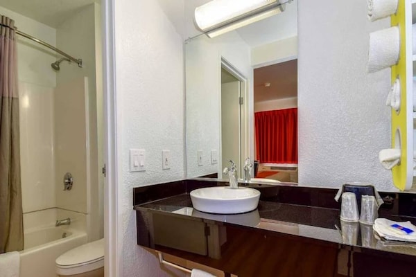 Foto van 1 tweepersoonsbed (queensize) | Rookvrij - Vakantiehuis in Riverside - BathRoom