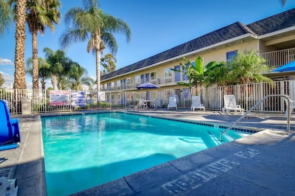 Foto van 1 tweepersoonsbed (queensize) | Rookvrij - Vakantiehuis in Riverside - Pool