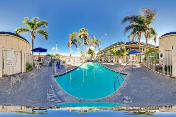 Foto van 1 tweepersoonsbed (queensize) | Roken toegestaan - Vakantiehuis in Riverside - Pool