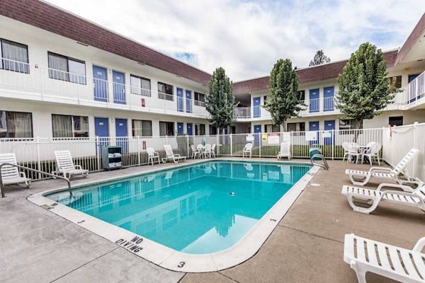 Foto van 1 tweepersoonsbed (queensize) | Rookvrij - Vakantiehuis in Yreka - Pool