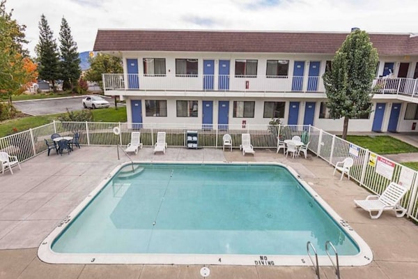 Foto van 1 tweepersoonsbed (queensize) | Rookvrij - Vakantiehuis in Yreka - Pool