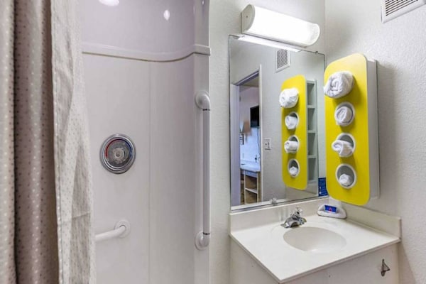 Foto van 1 tweepersoonsbed (queensize) | Rookvrij - Vakantiehuis in Yreka - BathRoom