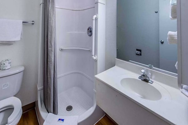 Foto van 1 tweepersoonsbed (queensize) | Rookvrij - Vakantiehuis in Yreka - BathRoom