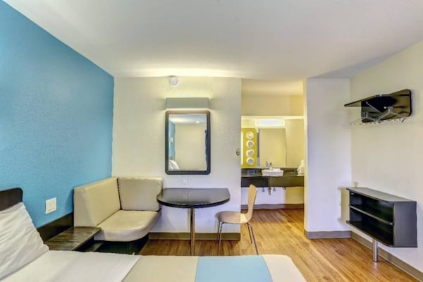 Foto van 1 kingsize bed | Roken toegestaan - Vakantiehuis in Dickson - Facilities