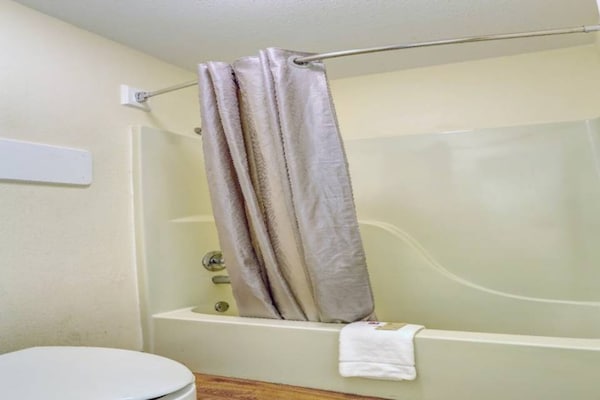 Foto van 1 kingsize bed | Roken toegestaan - Vakantiehuis in Dickson - Facilities