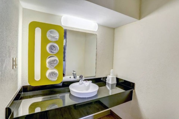 Foto van 1 kingsize bed | Roken toegestaan - Vakantiehuis in Dickson - Facilities