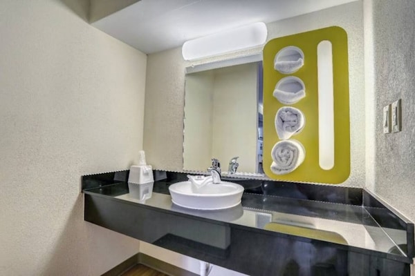Foto van 1 kingsize bed | Roken toegestaan - Vakantiehuis in Dickson - Facilities