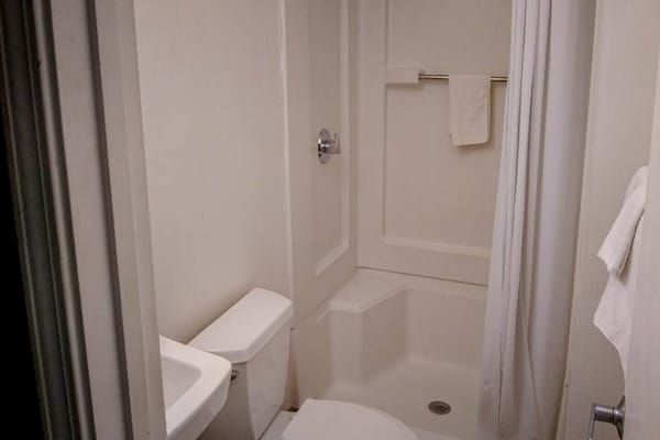 Foto van 2 eenpersoonsbedden | Rookvrij - Vakantiehuis in Fayetteville - BathRoom