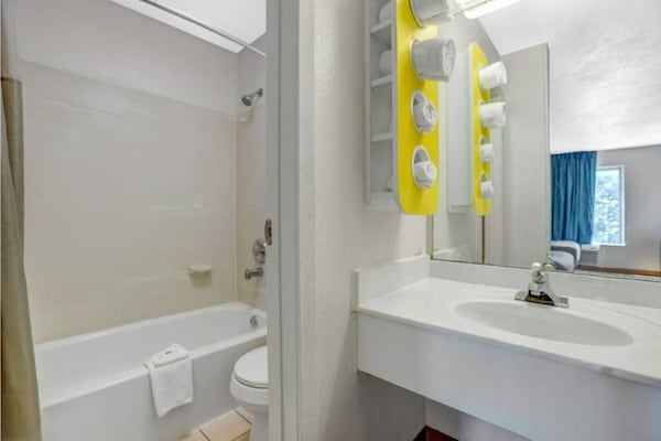 Foto van 1 tweepersoonsbed (Queensize) | Mobiliteit | Badkuip | NSMK - BathRoom