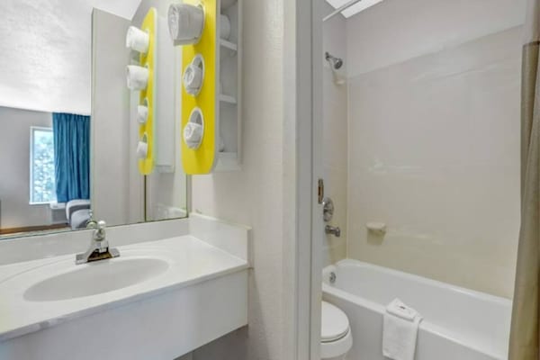 Foto van 1 tweepersoonsbed (Queensize) | Mobiliteit | Badkuip | NSMK - BathRoom