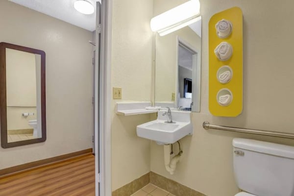 Foto van 1 tweepersoonsbed (Queensize) | Mobiliteit | Badkuip | NSMK - BathRoom