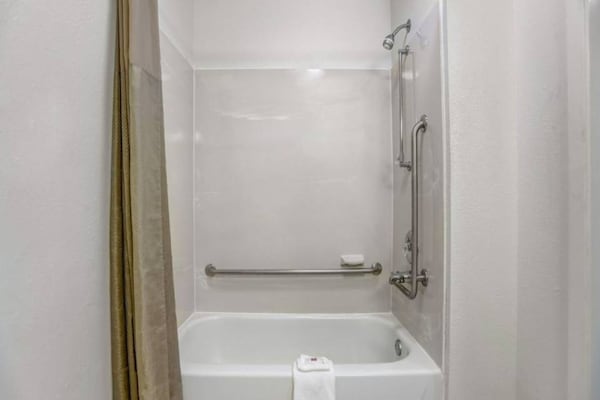 Foto van 1 tweepersoonsbed (queensize) | Rookvrij - Vakantiehuis in Raleigh NC - BathRoom
