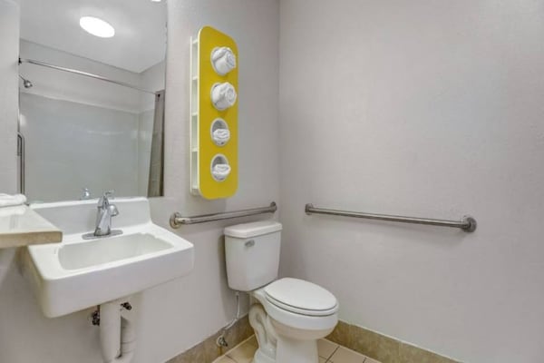 Foto van 1 tweepersoonsbed (queensize) | Rookvrij - Vakantiehuis in Raleigh NC - BathRoom