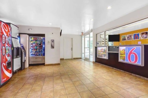 Foto van 1 tweepersoonsbed (queensize) | Rookvrij - Vakantiehuis in Raleigh NC - FloorPlan